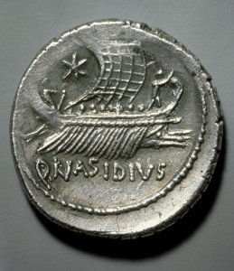 Art romain : pièce de monnaie en argent représentant une galère équipée d