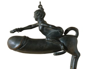 Sasamon Phallus. 1er siècle. Animal avec poitrine, jambes et queue en forme de gland, monté par une femme avec une couronne de laurier. Amulette contre le mauvais œil. Art romain. Début de l