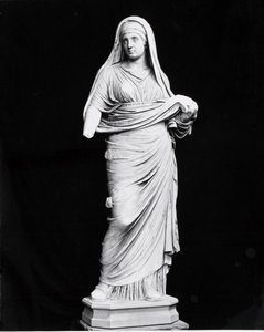 Vierge vestale (marbre) (photo n/b) - Roman Roman