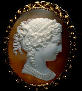 Portrait de profil féminin ; camée sur sardonix, monté en or