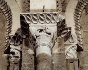 Oiseaux mangeant des poissons et des vers (chapiteau sculpté)