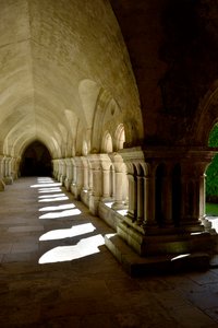 Architecture romane : galerie du cloître de l