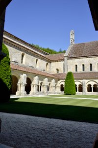 Architecture romane : vue du cloître et des bâtiments de l