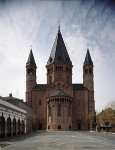 Art roman : vue de la cathédrale Saint-Martin, construite entre le Xe et le XIIe siècle. Mayence, Allemagne