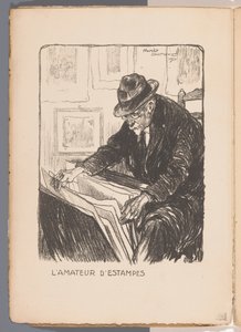 Homme sur une chaise regardant un portfolio de gravures - Romeo Dumoulin