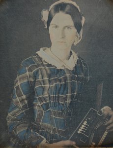 Femme avec un accordéon daguerréotype, années 1840