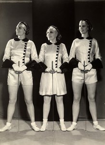 Portrait de trois gymnastes féminines en tenue d