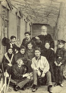 Anton Tchekhov avec des parents et des amis dans la cour de sa maison rue Sadovaya-Kudrinskaya, Moscou, printemps 1890 - Russian Photographer