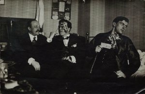 Vladimir Maïakovski (à droite) avec David Bourliouk (au centre) et Andreï Chemchourine, 1914, Moscou - Russian Photographer