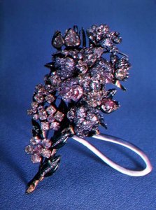 Broche en forme de bouquet de fleurs sertie de diamants taille brillant et décoration en émail, vers 1750