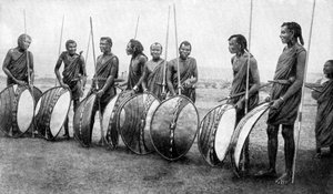 Un groupe de guerriers Masai en tenue de combat complète, 1922