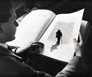 Un homme lit « Lone Journey »