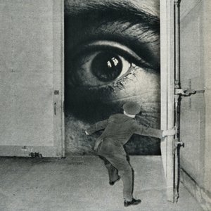 Un regard surréaliste au-delà de la porte