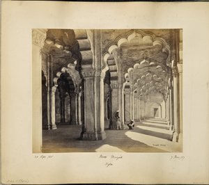 Agra ; intérieur de la Motee Musjid, montrant les arcs et piliers sarrasins en marbre - Samuel Bourne