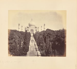 Agra ; le Taj et le jardin, vus depuis la porte d