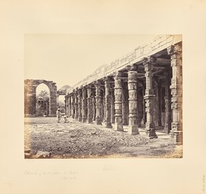 Delhi ; colonnade de piliers hindous au Qutb Minar, côté nord - Samuel Bourne