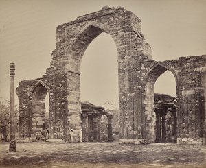 Delhi. Grande arche et pilier de fer près du Qutub Minar, ruines du vieux Delhi - Samuel Bourne