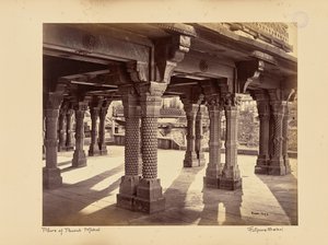 Fatehpur Sikri ; piliers sculptés dans le Panch Mahal - Samuel Bourne