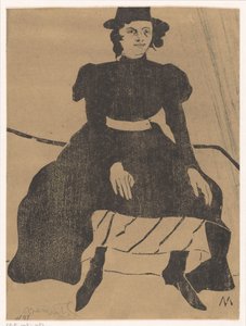 Femme assise avec un chapeau et une robe noire, les mains sur les genoux