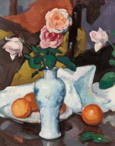 Roses dans un vase avec des oranges et une nappe blanche