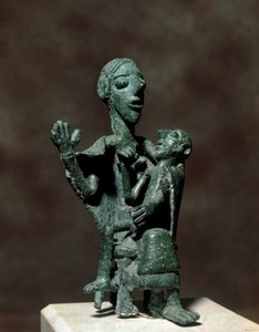 Culture nuragique sarde : statuette en bronze de la déesse mère avec son fils. 8e-7e siècle av. J.-C. Musée National Archéologique, Cagliari, Sardaigne, Italie