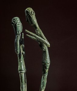 Culture nuragique sarde : groupe sculpté de lutteurs en bronze. 8e-7e siècle av. J.-C. Musée National Archéologique, Cagliari, Sardaigne, Italie