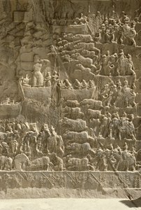 Une chasse royale au sanglier, représentant peut-être Khosrow II tirant une flèche depuis un bateau, relief du côté des aivans, vers 620