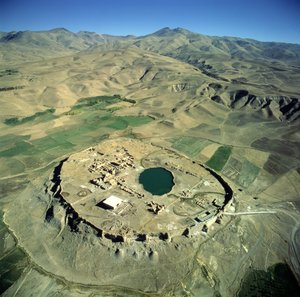 Vue aérienne de Takht-e Soleiman, ou Trône de Salomon