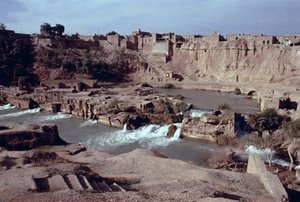Vestiges du complexe pont-barrage-canal de Sika sur la rivière Gar-Gar avec la ville de Shushtar en arrière-plan