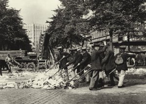 Berlin: Balayeurs de Rue sur la Place Wittenberg - Sasha Stone