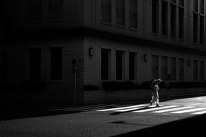 À travers les ombres de la ville