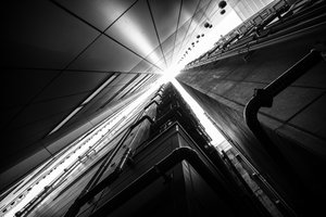 Ascension dans la ville géométrique