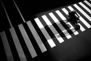 Moto sur un passage piéton