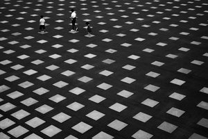 Des personnes sur un sol géométrique - Satoshi Hata