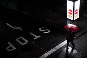 Promenade nocturne « Red Umbrella »