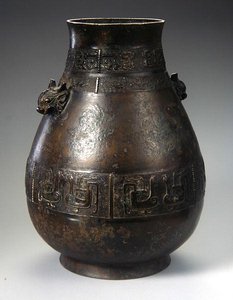 Un vase Hu avec décoration moulée