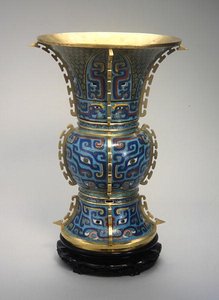 Vase en forme de Zun et support (émail cloisonné et zitan)