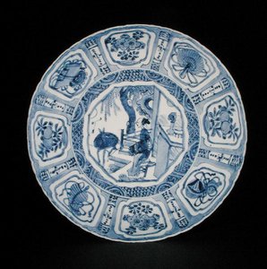Assiette kraak bleue et blanche peinte avec une dame et un cerf, Wanli