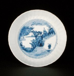 Soucoupe kraak bleue et blanche peinte avec une figure dans un paysage, marque Egret, Wanli ou Tianqi