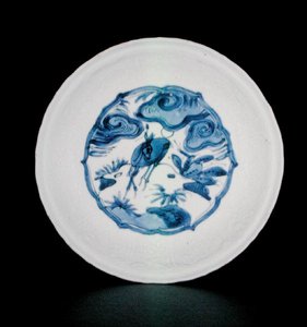 Soucoupe kraak bleue et blanche peinte avec des cerfs dans un paysage, Wanli