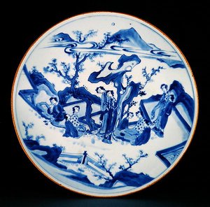 Plat peint en bleu sous glaçure avec des figures de dames, période de transition, c.1640