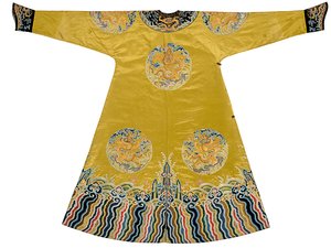 Robe de dragon brodée Qiu Xiangse, Longpao, début du XVIIIe siècle