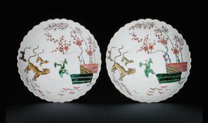 Paire de plats décorés avec des émaux famille verte dans le style Kakiemon, période Kangxi