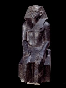 Art égyptien ancien : Statue du roi Sésostris III âgé. Sculpture en diorite vers 1870 av. J.-C. (12e dynastie, vers 1963-1786). De Médamoud (Égypte). Hauteur : 1,200 m. Paris, Musée du Louvre