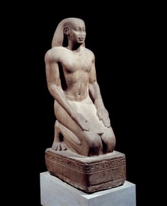 Antiquité égyptienne : Statue de Nakhthorheb, chef des prêtres. Sculpture en quartzite vers 590 av. J.-C. 26e dynastie, règne de Psammétique. Paris, Musée du Louvre