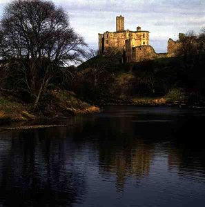Vue du château de Warkworth, siège de la famille Percy - School English