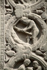 Art gothique : Piédroit du portail droit de la façade ouest de la Basilique de Saint-Denis représentant le travail des champs : Août. Saint-Denis, France