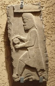 Un Mède à la cour royale de Persépolis portant un vase couvert, Achéménide, c. 500 av. J.-C. - School Iranian