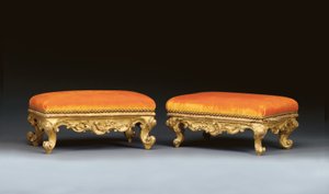 Une paire assortie de tabourets rococo italiens dorés - School Italian
