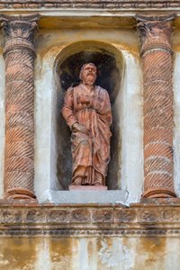 Figure de saint, statue en terre cuite dans une niche du Palazzo Valenti Gonzaga, appelée Casa Guerrina, de style Fancellian, Via Frattini 5, Mantoue (Liste du patrimoine mondial de l